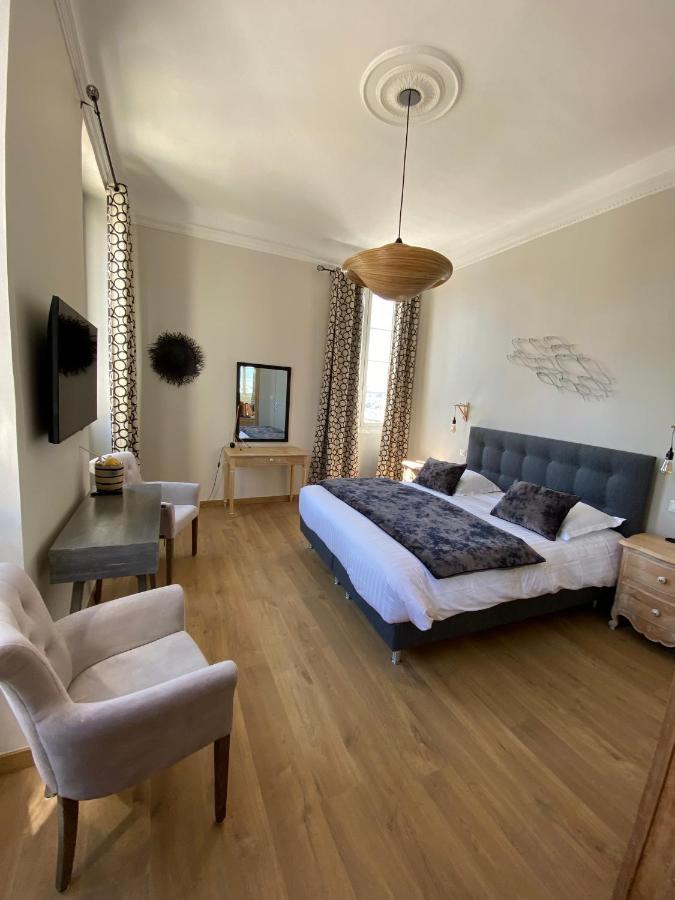 Hotel Restaurant De La Tour Sanary-sur-Mer Dış mekan fotoğraf