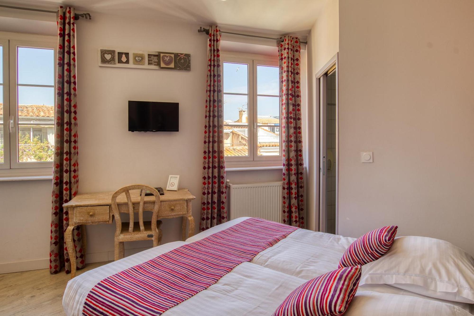 Hotel Restaurant De La Tour Sanary-sur-Mer Dış mekan fotoğraf