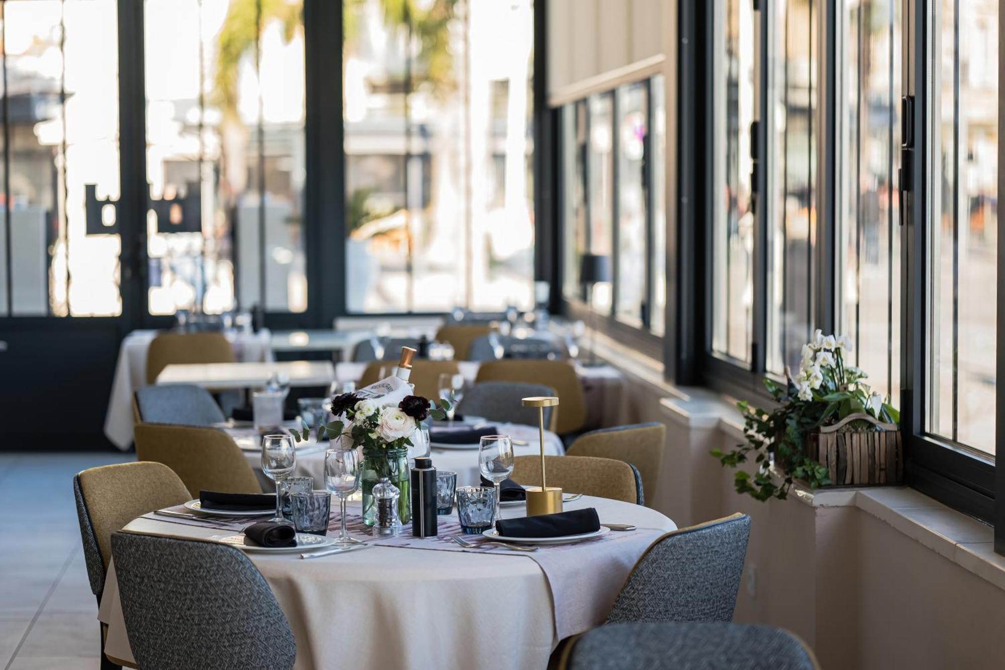 Hotel Restaurant De La Tour Sanary-sur-Mer Dış mekan fotoğraf