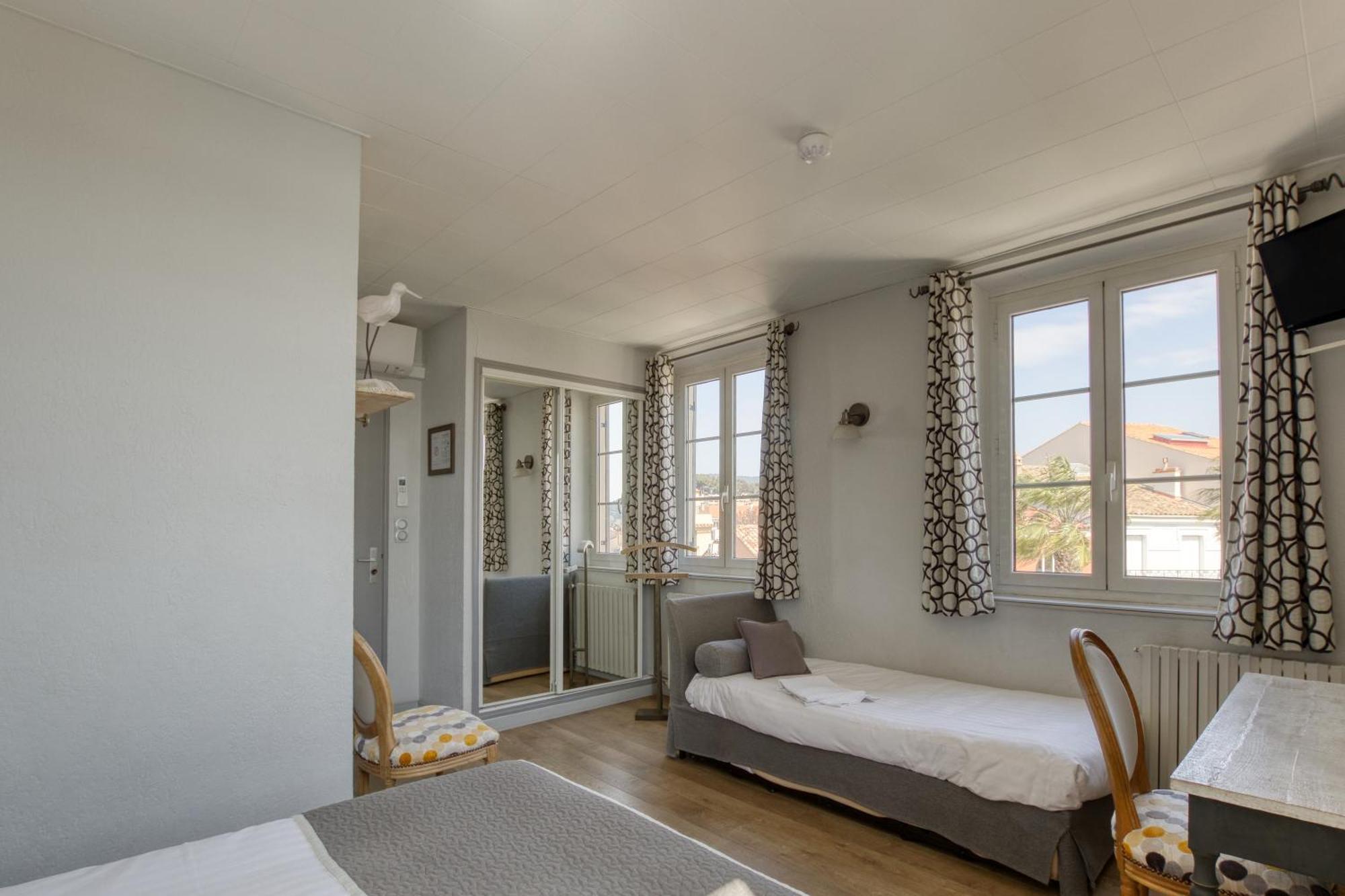 Hotel Restaurant De La Tour Sanary-sur-Mer Dış mekan fotoğraf