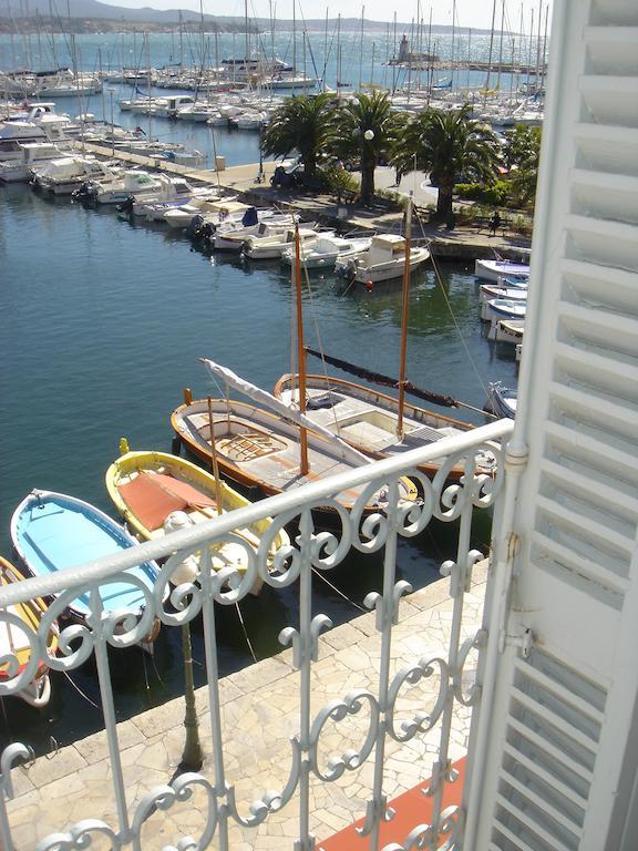 Hotel Restaurant De La Tour Sanary-sur-Mer Dış mekan fotoğraf